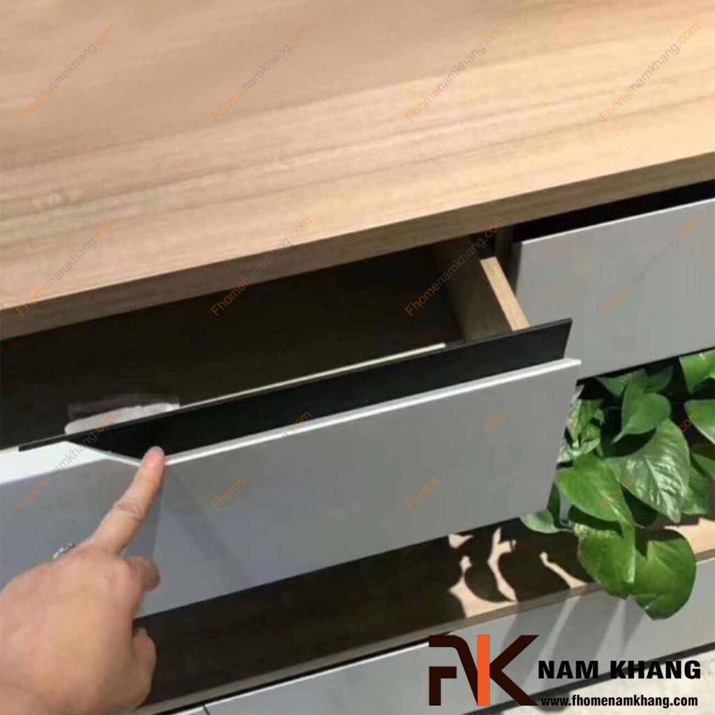 Tay nắm tủ dạng thanh màu đen NK448-D (Màu Đen Mờ)