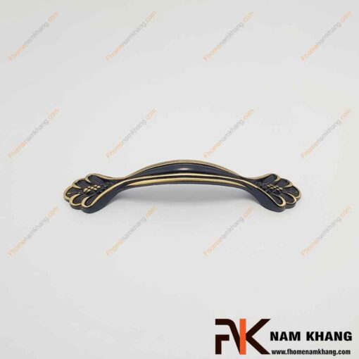 Tay cầm cửa tủ hoa đồng đen NK250D-BCF-FHOMENAMKHANG