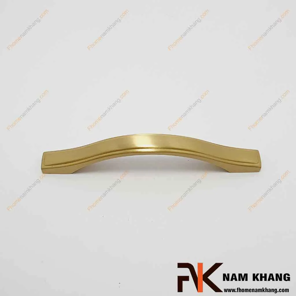 Tay cầm cửa tủ hiện đại dạng cong NK036D Tay nắm cửa tủ bằng đồng vàng NK036D-96DVM FHOMENAMKHANG