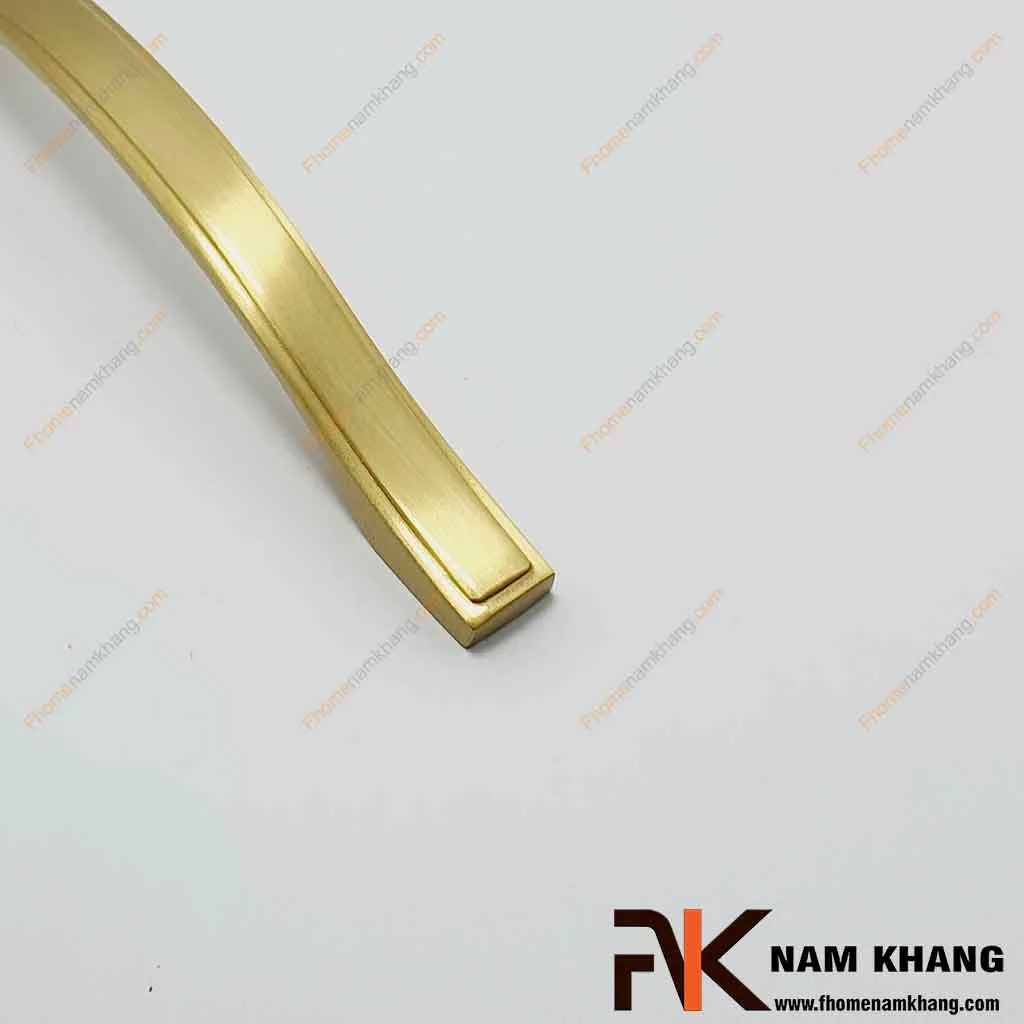 Tay cầm cửa tủ hiện đại dạng cong NK036D Tay nắm cửa tủ bằng đồng vàng NK036D-96DVM FHOMENAMKHANG