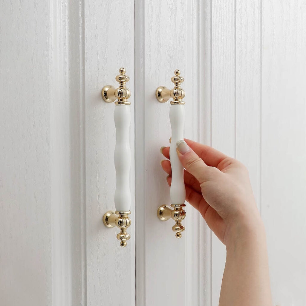 <strong>Vì Sao Các Biệt Thự Cao Cấp Đều Chọn Tay Nắm Tủ Bằng Sứ?</strong> tay nam tu bang su fhomenamkhang11 1