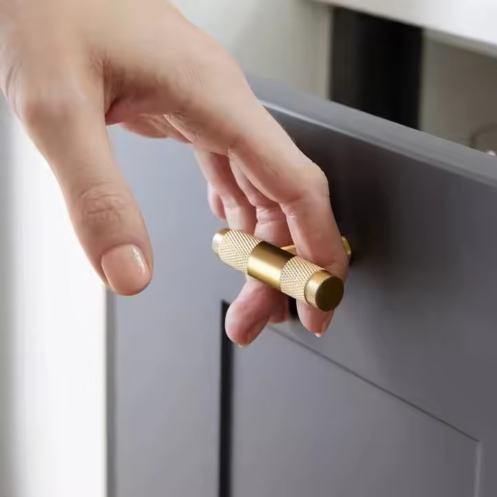 <strong>Chọn tay nắm hợp kim đúng kích thước cho tủ bếp – Đừng để khoan lệch!</strong> chon tay nam hop kim dung kich thuoc cho tu bep fhomenamkhang12